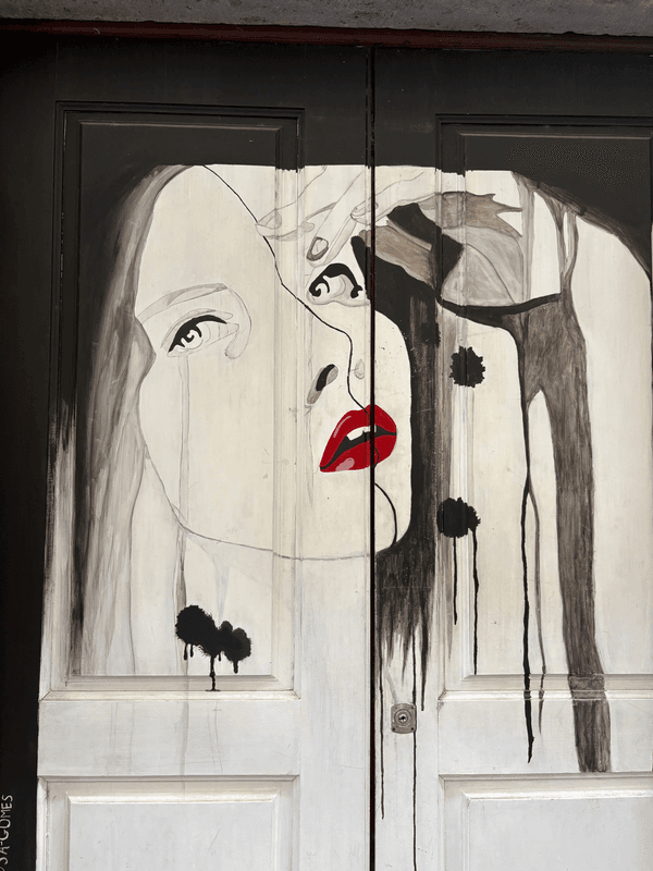 Femme dessinée sur le mur