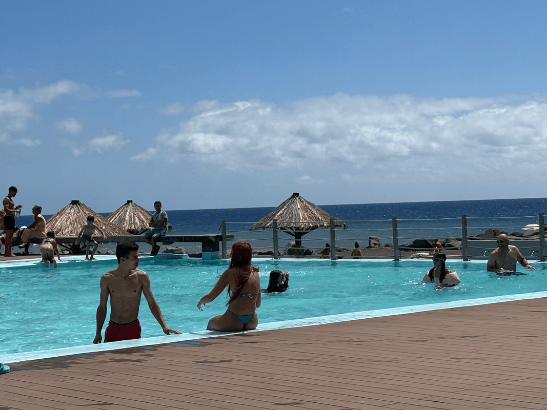 Piscine le long de la mer