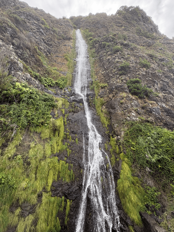 Cascade le long de côte