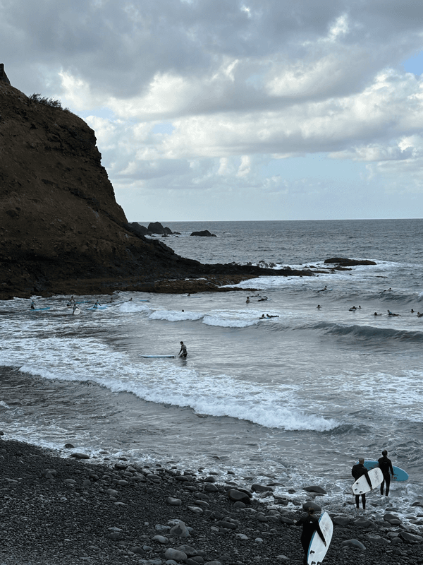 Surfeur sur la plage
