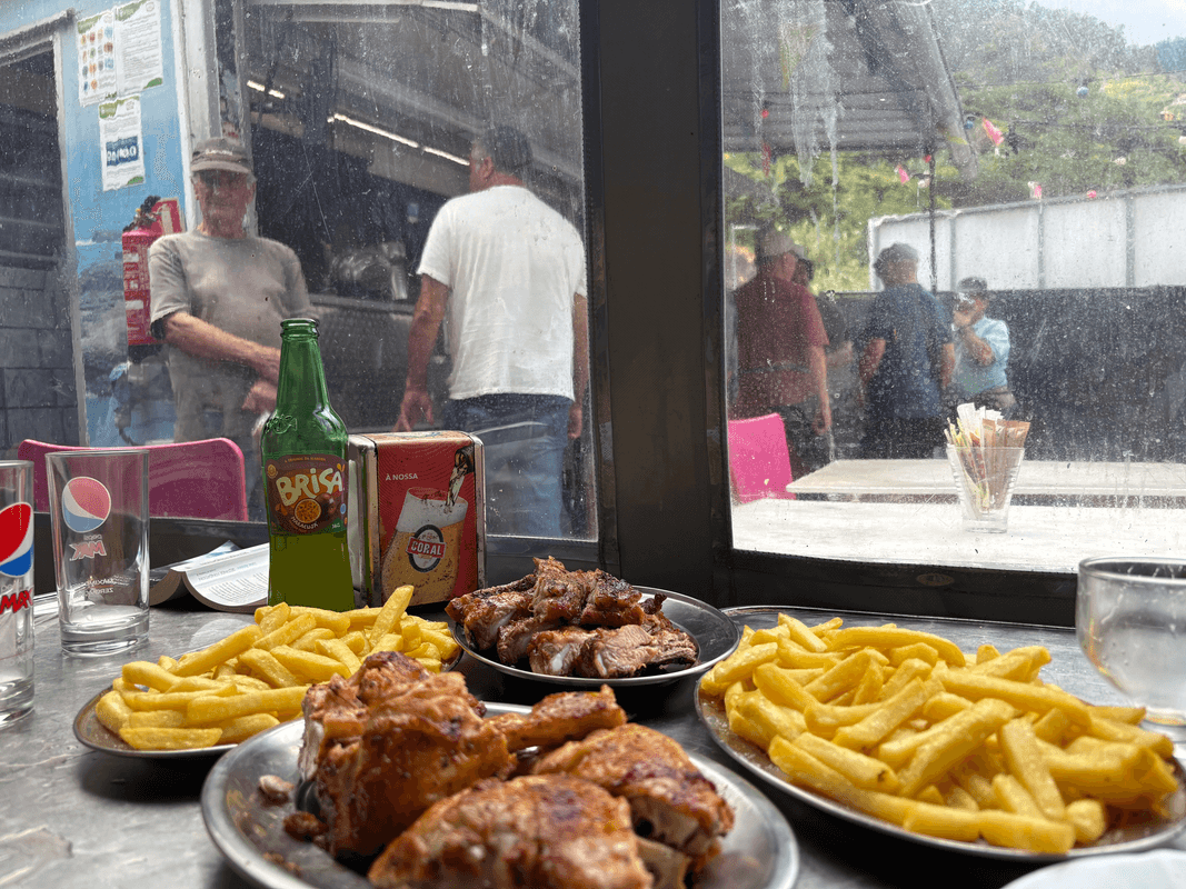 Poulet grille sur la route